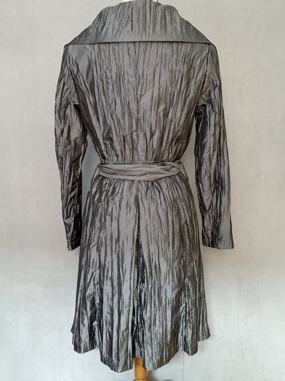 Bianca Nygard Petite | Silver Crinkle Trench Coat | Dramatic Collar | Size 6 - Picture 3 of 11